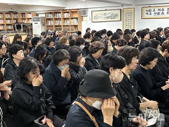 [서울=뉴시스]신유림 기자=15일 오전 서울 마포구 일성여자중고등학교 다목적실에서 열린 고(故) 이선재 교장 추모식에 참석한 학생들이 눈물을 훔치고 있다. 2026.05.15. spicy@newsis.com