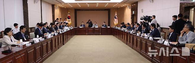 [서울=뉴시스] 조수정 기자 = 정은경 보건복지부 장관이 15일 오후 서울 종로구 정부서울청사에서 열린 제4차 국민연금기금운용위원회 회의를 주재하고 있다. 2026.05.15. chocrystal@newsis.com