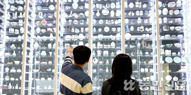 강원 양구군 방산면에 있는 양구백자박물관의 ‘천개의 빛이 되다’ 전시실. 양구 백토로 빚은 1000여점의 작품이 장엄한 풍경을 이룬다. 양구=김원철 프리랜서 기자