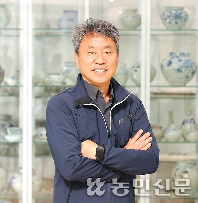 정두섭 양구백자박물관장은 “좋은 전시품을 마주했을 때의 기쁨만큼 좋은 건축이 주는 쾌감도 크다”며 “이곳을 ‘사진을 찍고 싶은 공간’이자 관람에 깊이 몰입할 수 있는 곳으로 꾸미고자 했다”고 설명했다. 양구=김원철 프리랜서 기자