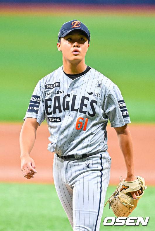 [OSEN=고척, 민경훈 기자] 14일 서울 고척 스카이돔에서 2026 신한 SOL KBO리그 키움 히어로즈와 한화 이글스의 경기가 열렸다.키움은 안우진, 한화는 정우주가 선발로 나섰다.1회말을 마친 한화 선발 정우주가 덕아웃으로 들어오고 있다. 2026.05.14 / rumi@osen.co.kr