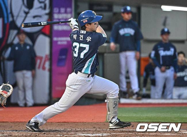 [OSEN=부산, 이석우 기자] 14일 부산 사직야구장에서 2026 신한 SOL KBO 리그 롯데 자이언츠와 NC 다이노스의 경기가 열렸다. 홈팀 롯데는 나균안이, 방문팀 NC는 토다가 선발 출전했다.NC 다이노스 박건우가 3회초 2사 1,2루 좌익수 앞 1타점 안타를 치고 있다. 2026.05.14 / foto0307@osen.co.kr