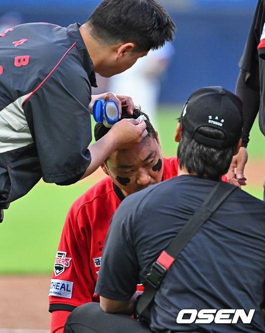 [OSEN=대구, 이석우 기자] 15일 대구삼성라이온즈파크에서 2026 신한 SOL KBO 리그 삼성 라이온즈와 KIA 타이거즈의 경기가 열렸다. 홈팀 삼성은 후라도가, 방문팀 KIA는 네일이 선발 출전했다. KIA 타이거즈 김태군이 2회초 머리의 상처를 치료하고 있다. 2026.05.15 / foto0307@osen.co.kr