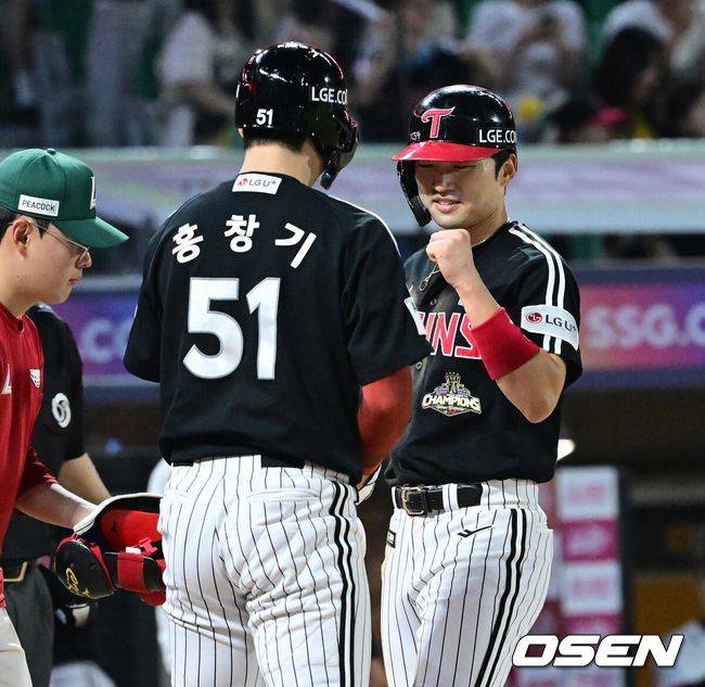 [OSEN=인천, 최규한 기자] 15일 인천 SSG랜더스필드에서 ‘2026 신한 SOL Bank KBO리그’ SSG 랜더스와 LG 트윈스의 경기가 열렸다.홈팀 SSG는 히라모토 긴지로, 방문팀 LG는 요니 치리노스를 선발로 내세웠다.9회초 1사 만루 상황 LG 홍창기가 다시 앞서가는 1타점 밀어내기 볼넷을 얻어낸 뒤 홈을 밟는 주자 박해민과 인사를 나누고 있다. 2026.05.15 / dreamer@osen.co.kr