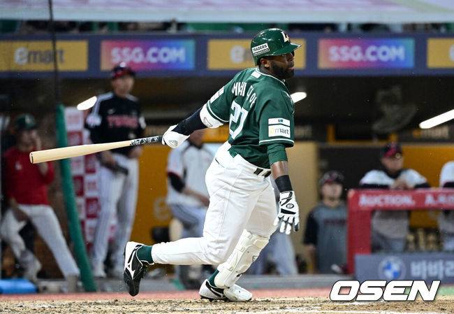 [OSEN=인천, 최규한 기자] 15일 인천 SSG랜더스필드에서 ‘2026 신한 SOL Bank KBO리그’ SSG 랜더스와 LG 트윈스의 경기가 열렸다.홈팀 SSG는 히라모토 긴지로, 방문팀 LG는 요니 치리노스를 선발로 내세웠다.4회말 1사 2루 상황 SSG 에레디아가 추격의 1타점 적시타를 날리고 있다. 2026.05.15 / dreamer@osen.co.kr