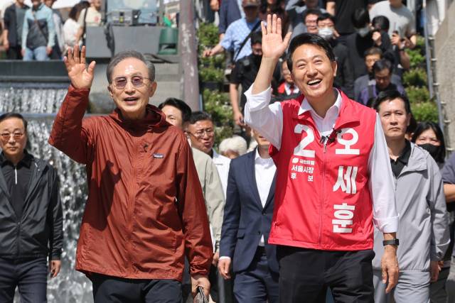 ▲국민의힘 오세훈 서울시장 후보가 15일 서울 중구 청계천 모전교 인근에서 시민들을 향해 손을 흔들고 있다. ⓒ연합뉴스
