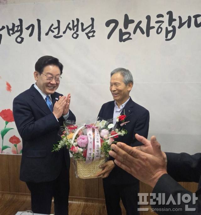 ▲이재명 대통령이 스승의 날을 맞아 15일 고향 안동을 찾아 초등학교 은사 박병기 선생님과 동창들을 만나며 학창 시절의 인연을 되새겼다. ⓒ 독자제공