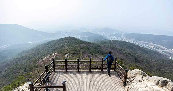 학우봉 아래에 있는 전망대.