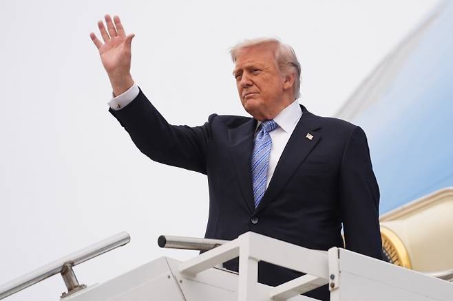 Trump China - 베이징을 떠나는 도널드 트럼프 미 대통령. AP 연합뉴스