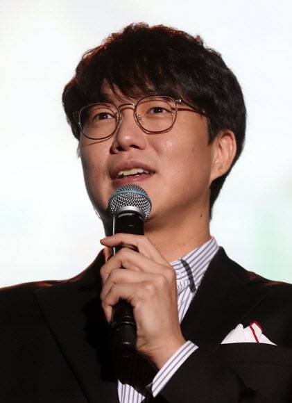 15일 법조계에 따르면 서울남부지검은 대중문화예술산업발전법 위반 혐의로 불구속 송치된 성씨의 누나와 소속사 법인 에스케이재원에 대해 기소유예 처분을 내렸다. 사진은 가수 성시경이 2018년 10월 3일 서울 마포구 난지한강공원에서 열린 ‘2018 할리스커피페스티벌’에서 무대에 선 모습. 연합뉴스
