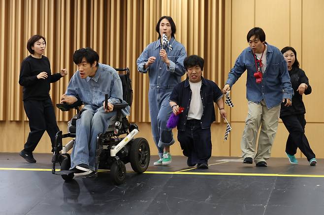 14일 서울 중구 국립극장 뜰아래연습장에서 ‘당신 좋을 대로’ 출연진이 주요 장면을 시연하고 있다. 연합뉴스