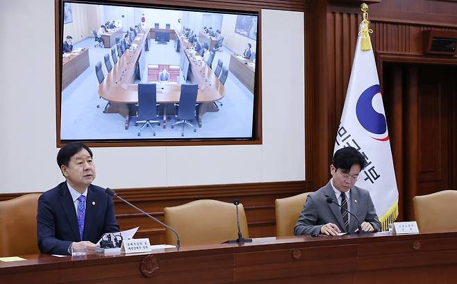 구윤철 부총리 겸 재정경제부 장관이 15일 오전 서울 종로구 정부서울청사에서 비상경제본부회의 겸 경제·부동산 관계장관회의를 주재하고 있다. 연합뉴스