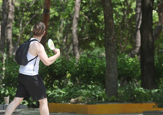 서울 낮 기온이 31도까지 오르는 등 전국 곳곳에서 여름처럼 더운 날씨를 보인 14일 외국인이 서울 성동구 서울숲을 지나는 모습 ⓒ 연합뉴스