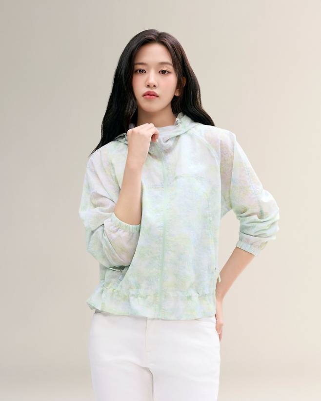 네파 ‘모노 메쉬 자켓’을 입은 모델 안유진                    사진제공 네