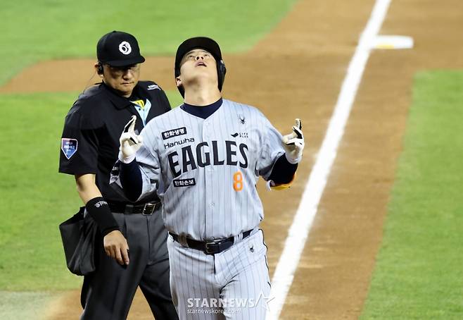 1군에 전격 복귀한 한화 4번타자 노시환이 23일 잠실야구장에서 열리는 2026 KBO리그 LG트윈스와 한화이글스 경기 4회초 1사후 함덕주를 상대로 좌중월 솔로홈런을 터트린 후 홈인하고 있다.  2-2 동점을 만든 한화.2026.04.23. /사진=강영조 선임기자