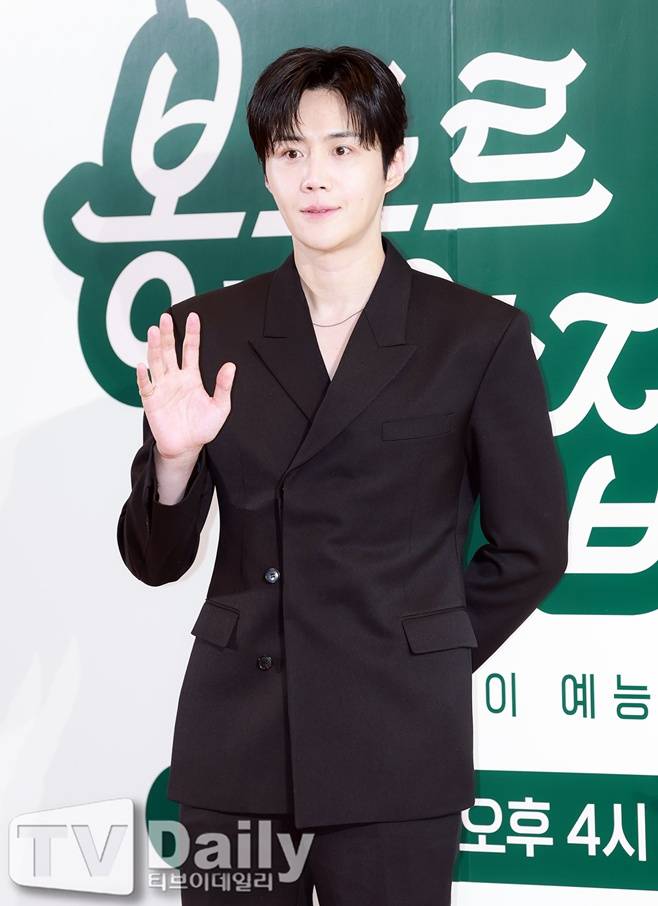 The contrasting current status of the cast members of the JTBC drama *Welcome to Waikiki*, in which Son Seung-won previously appeared, is drawing attention as he faces trial on charges of drunk driving. Unlike Kim Jung-hyun and Kim Seon-ho, who returned to acting after overcoming private life controversies, Son Seung-won is facing fierce public criticism for repeated drunk driving incidents.Son Seung-won was caught driving without a license while intoxicated last November and is currently on trial; the prosecution has requested a four-year prison sentence. As he has previously received a prison sentence for a drunk driving accident, public sentiment regarding this case is even colder.On the other hand, Kim Jung-hyun, who appeared in the same show, resumed his activities through dramas and variety shows following a controversy regarding his attitude. Kim Seon-ho also successfully returned to acting after a private life controversy, continuing his career in various fields including theater, dramas, and movies.Lee Yi-kyung also faced difficulties, such as taking legal action, after experiencing controversy caused by the spread of false information online. Although they are actors who rose to fame through the same work, they are currently walking completely different paths depending on how they are handling their respective incidents and controversies.