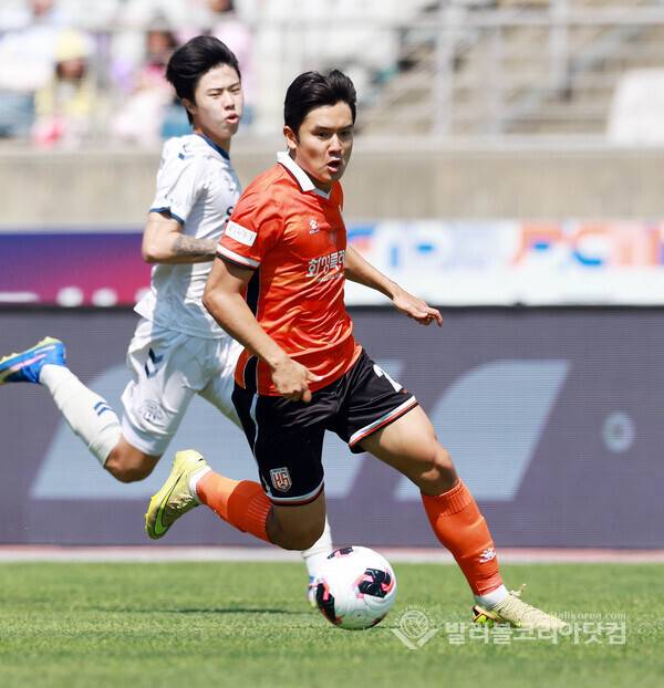 ■매치 오브 라운드 : 상승세 이어가려는 '화성FC' vs 선두 굳히기 '부산아이파크'...사진은 화성FC 김대환.(사진=김경수 기자/ 발리볼코리아닷컴 DB)