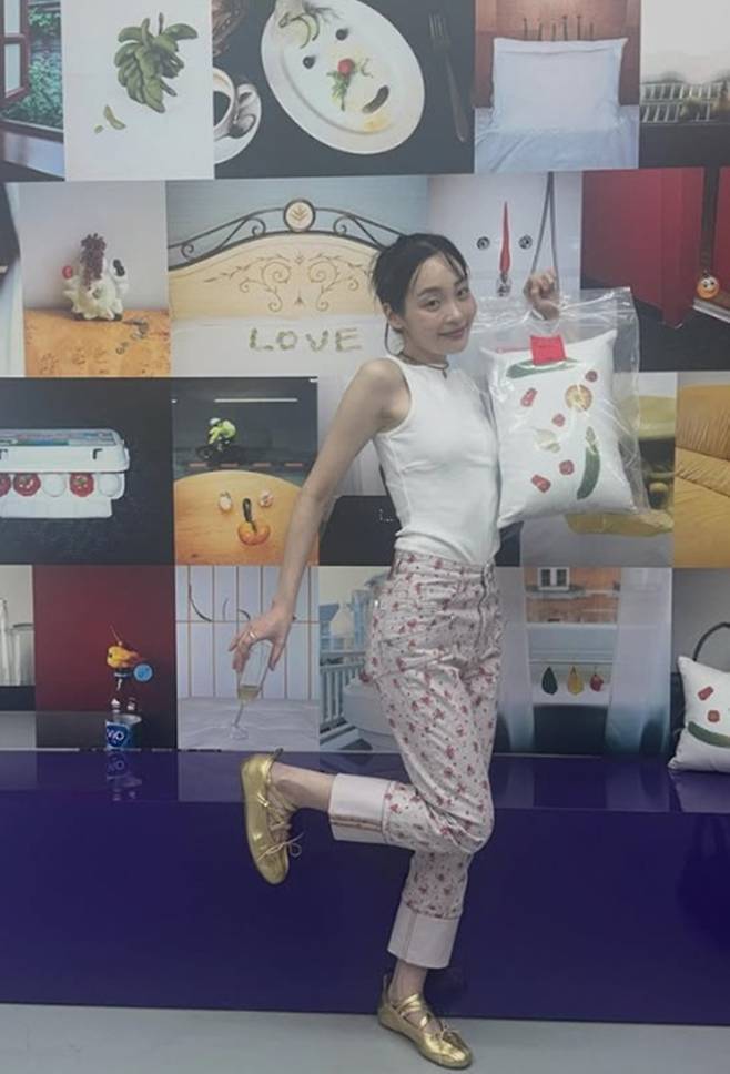 Actress Kim Min-ha is garnering attention for showcasing her slimmer appearance on social media following her successful diet. In the released photos, Kim Min-ha is seen wearing a white sleeveless top paired with floral-patterned pants, revealing her toned shoulders and arms while enjoying the exhibition space with a bright smile.After making her debut in the 2016 web drama *Two Women Season 2*, Kim Min-ha gained worldwide attention for her role as the young Sunja in the Apple TV+ series *Pachinko*. She has since continued her acting career by appearing in the tvN drama *Typhoon Corporation*.Currently, Kim Min-ha has various upcoming projects scheduled for release, including the Disney+ original series *The Miracles of the Namiya General Store*, the Netflix drama *Honey Job*, and the Netflix movie *Stars*.