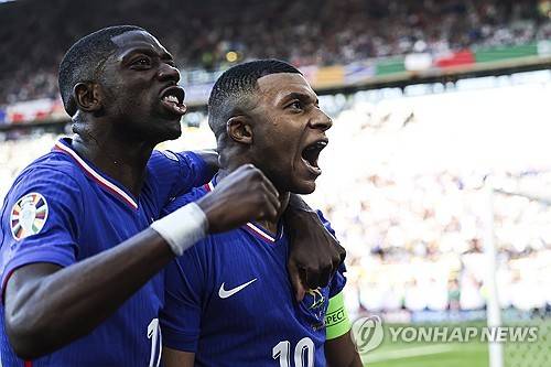 프랑스축구협회(FFF)는 15일(한국시간) 공식 홈페이지를 통해 2026 국제축구연맹(FIFA) 북중미 월드컵(캐나다·미국·멕시코 공동개최) 최종 명단 26인을 발표했다. 프랑스 축구 국가대표팀을 이끌고 있는 디디에 데샹 감독은 이날 프랑스 방송국 TF1의 뉴스에 출연해 킬리안 음바페(레알 마드리드), 우스만 뎀벨레(PSG), 마이클 올리세(바이에른 뮌헨)를 비롯해 북중미 월드컵에 동행하는 선수단을 공개했다. 연합뉴스