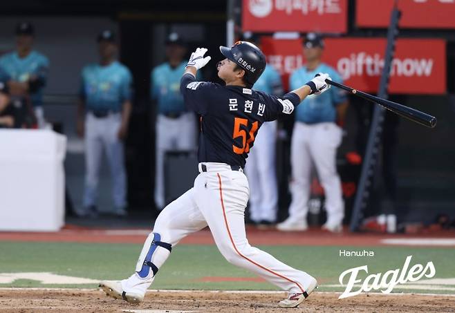한화 이글스 외야수 문현빈이 15일 수원 KT위즈파크에서 열린 2026 신한 SOL KBO리그 KT와의 팀 간 4차전에서 4회초 역전 2점 홈런을 기록했다. 사진 한화 이글스