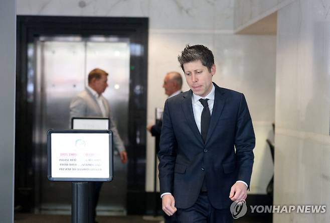법원 출석하는 샘 올트먼 샘 올트먼 오픈AI 최고경영자(CEO)가 일론 머스크의 소송 제기로 14일(현지시간) 미국 캘리포니아 북부연방지법 오클랜드지원에서 열린 재판 최후 변론 기일에 출석하고 있다. [로이터=연합뉴스]