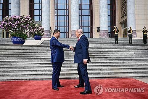 2026년 베이징 인민대회당에서 악수하는 시진핑 국가주석(왼쪽)과 트럼프 대통령  [AFP 연합뉴스 자료사진. 재판매 및 DB금지]