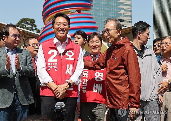 청계광장에서 이명박 전 대통령 만난 오세훈 서울시장 후보 (서울=연합뉴스) 임화영 기자 = 국민의힘 오세훈 서울시장 후보가 15일 서울 중구 청계광장에서 이명박 전 대통령을 만나 대화하고 있다. 2026.5.15 hwayoung7@yna.co.kr