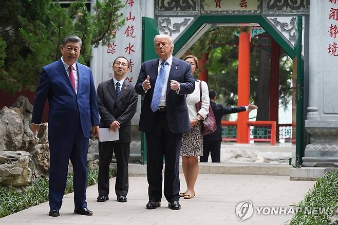 중난하이 정원 관람하는 트럼프 대통령과 시진핑 주석 도널드 트럼프 미국 대통령과 시진핑 중국 국가 주석이 15일 베이징 중난하이에서 차담을 하기 전 정원을 둘러보고 있다. [AP=연합뉴스. 재판매 및 DB 금지]