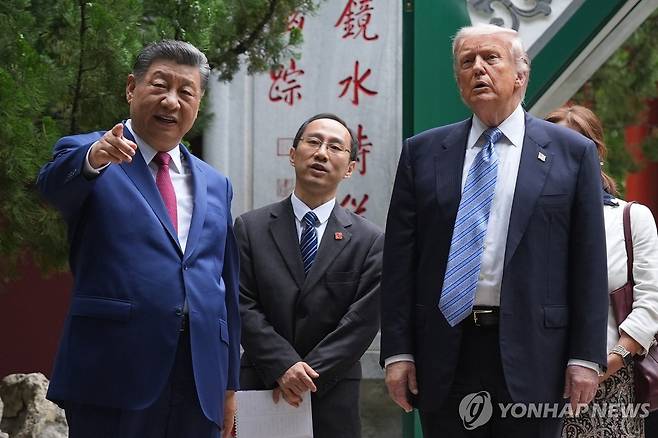 베이징 중난하이 둘러보는 시진핑과 트럼프 [AP 연합뉴스 자료사진. 재판매 및 DB금지]