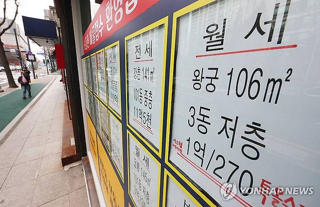 월세 가격 상승률, 전셋값 상승률 뛰어넘었다 (서울=연합뉴스) 한종찬 기자 = 10·15대책 등으로 월세 수요가 늘어나면서 월세 상승률은 전셋값 상승률을 뛰어넘었다. 한국부동산원의 주택가격동향조사 통계에 따르면 올해 1월부터 11월까지 서울 아파트 월세 가격은 누적 3.29% 올라 동기간 전셋값 상승률(3.06%)을 추월했다. 사진은 28일 서울 시내 한 부동산 중개업소. 2025.12.28 saba@yna.co.kr