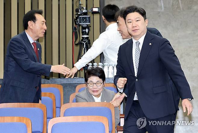 의원총회 입장하는 진종오 의원 (서울=연합뉴스) 이동해 기자 = 국민의힘 진종오 의원이 23일 국회에서 열린 의원총회에 입장하고 있다. 2026.4.23 eastsea@yna.co.kr