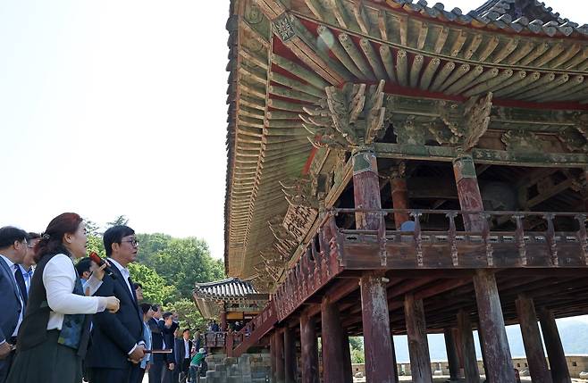 영남루를 둘러보는 최휘영 문체부 장관 [문화체육관광부 제공. 재판매 및 DB 금지]