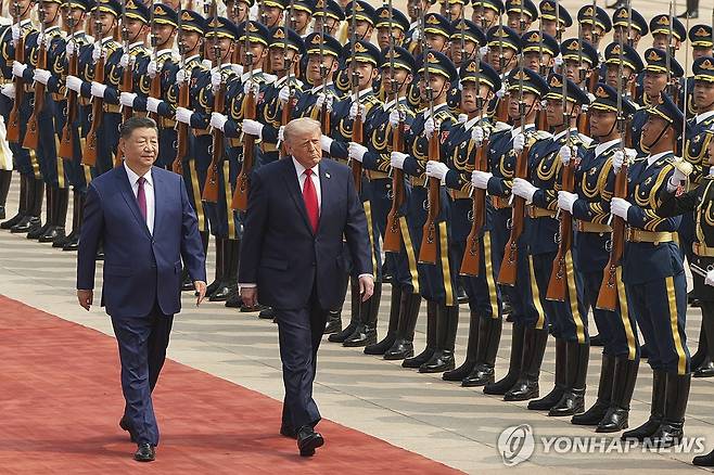 중국 의장대 사열하는 트럼프와 시진핑 [AP 연합뉴스. 재판매 및 DB 금지]