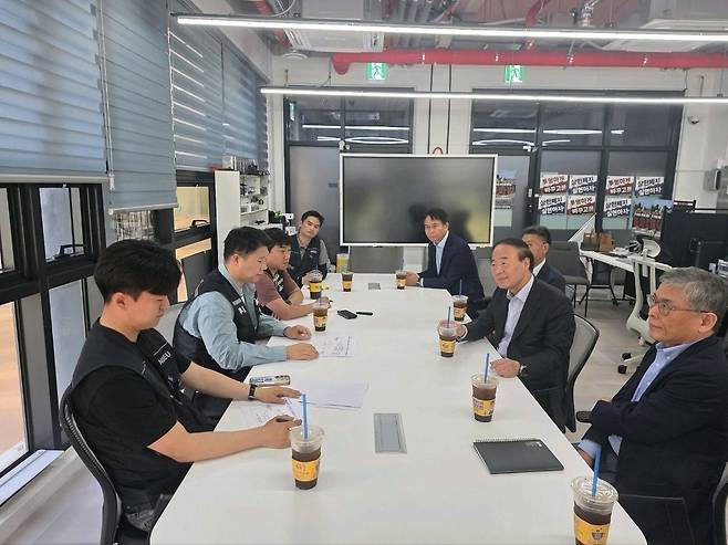 삼성전자 DS부문 사장단, 노동조합 사무실 방문 사진 왼쪽 위부터 투쟁본부 정승원 국장, 이송이 부위원장, 최승호 위원장, 김재원 국장, 사진 오른쪽 위부터 삼성전자 박용인 사장, 한진만 사장, 전영현 부회장, 김용관 사장 [삼성전자 제공. 재판매 및 DB 금지]
