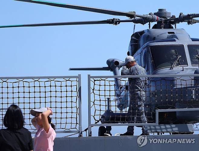 뒤돌아서 눈물 닦는 아빠 (부산=연합뉴스) 손형주 기자 = 15일 부산 남구 부산작전기지에서 열린 청해부대 48진 왕건함 출항 환송식에서 청해부대 부대원이 가족과 작별 인사를 하며 돌아서 눈물을 닦고 있다. 2026.5.15 handbrother@yna.co.kr