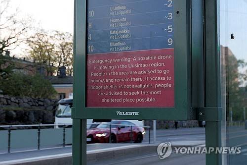 드론 경보가 공지된 핀란드 헬싱키의 트램 정류장 [로이터 연합뉴스 자료사진. 재판매 및 DB 금지]