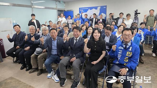 민경선 더불어민주당 고양시장 선대위 발대식이 16일 일산동구 민 후보 선거사무소에서 열린 가운데, 고양시 국회의원 및 시도의원 후보자들이 대거 참여해 기념사진을 촬영하고 있다. 김태훈 기자