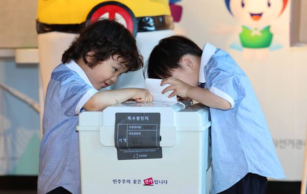 제9회 전국동시지방선거를 21일 앞둔 13일 인천 미추홀구 인천시선거관리위원회 선거체험관에서 열린 '새싹 유권자와 함께 만드는&nbsp;투표&nbsp;약속 캠페인'에서&nbsp;투표&nbsp;체험하는 어린이들이&nbsp;투표함 들여다보고 있다. 연합뉴스