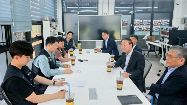 전영현 대표이사 부회장(오른쪽 두 번째)을 비롯한&nbsp;삼성전자&nbsp;DS 부문 사장단이 15일 경기도&nbsp;삼성전자&nbsp;평택 사업장을 방문해 초기업노조 최승호 위원장(왼쪽 두 번째) 등 노조 지도부와 면담하고 있다. 연합뉴스