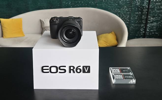 캐논코리아가 6월 출시 예정인 영상 특화 카메라 신제품 'EOS R6 V' / 사진=고명훈 기자