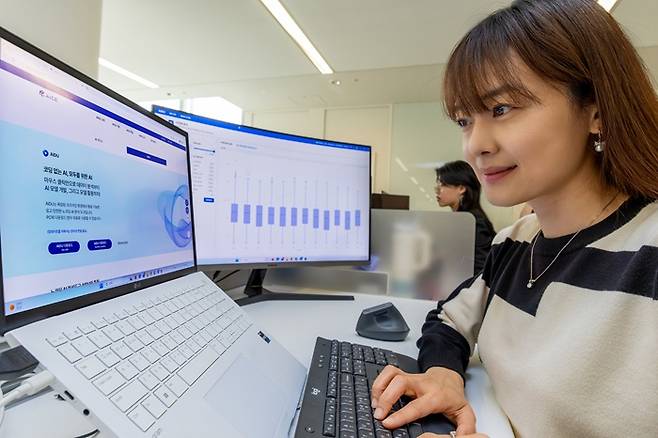 KT의 인공지능(AI) 교육 실습 도구 'AIDU'를 통해 AI 데이터 분석을 진행하는 모습 /사진=KT