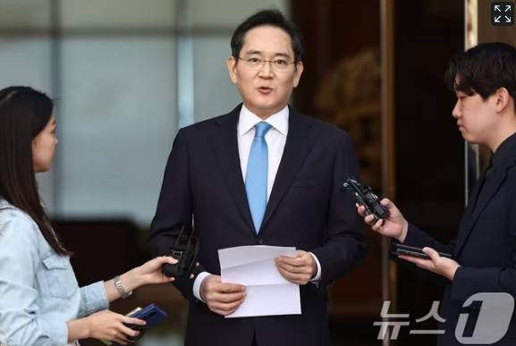 이재용 삼성전자 회장이 16일 서울 강서구 서울김포비즈니스항공센터로 귀국하며 입장을 밝히고 있다. /사진제공=뉴스1