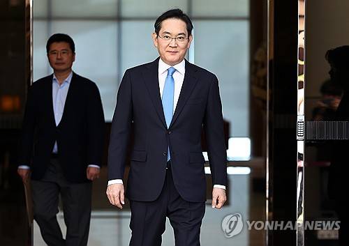 급거 귀국하는 이재용 회장(서울=연합뉴스) 윤동진 기자 = 이재용 삼성전자 회장이 16일 서울 김포비즈니스항공센터를 통해 귀국하고 있다. 2026.5.16 mon@yna.co.kr