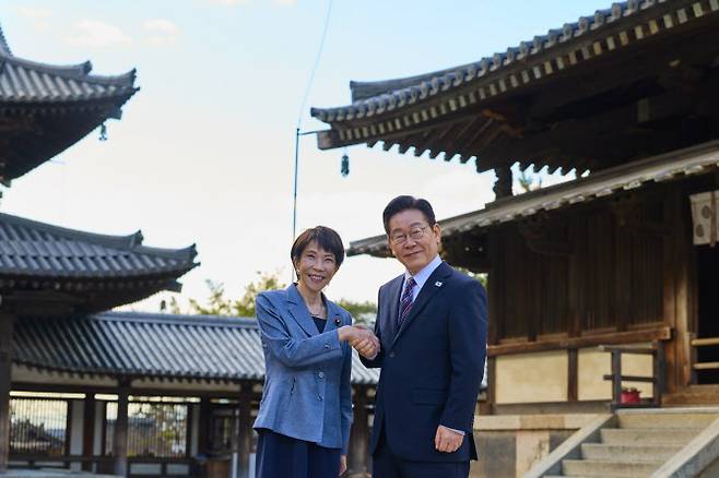 이재명 대통령과 다카이치 사나에 일본 총리가 14일 일본 나라현 대표 문화유적지인 호류지(법륭사)에서 기념촬영을 하고 있다.(사진=연합뉴스)