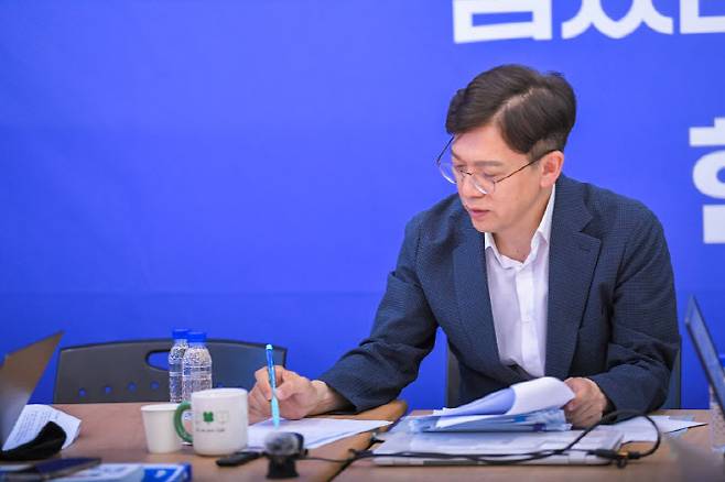 현근택 더불어민주당 용인특례시장 후보가 지난 13일 이데일리와 인터뷰에서 용인 반도체 국가산단 배후도시 추가 조성 방안에 대해 설명하고 있다.(사진=현근택 캠프)