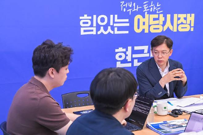현근택 더불어민주당 용인특례시장 후보가 지난 13일 이데일리와 인터뷰에서 용인 반도체 국가산단 배후도시 추가 조성 방안에 대해 설명하고 있다.(사진=현근택 캠프)