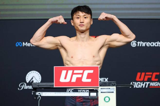 최두호가 계체를 통과한 뒤 포즈를 취하고 있다. 사진=UFC