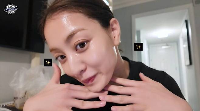 무조건 많이 바를 것이 아니라 내 피부에 맞게 양과 횟수를 조절하고, 적당량을 고르게 덧발라야 한다. 사진=트와이스 유튜브 영상 캡처