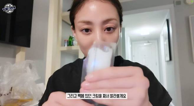 아깝다고 남은 에센스를 두껍게 올리면 오히려 시트팩이 밀착되지 않고 겉돌기만 한다. 사진=트와이스 유튜브 영상 캡처