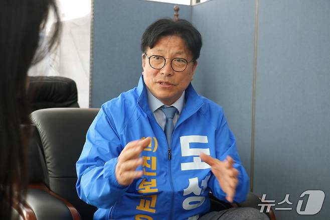 도성훈 인천시교육감 후보가 15일 인천시 미추홀구의 선거캠프에서 뉴스1과 인터뷰하고 있다.2026.5.15/뉴스1